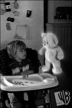 Sur cette image, Wyatt va devenir malfique par l'intermdiaire de son ours en peluche. Au moment o Wyatt donne son ours au dmon, la peluche se met  briller. Quelle est la couleur de cette brillance ?