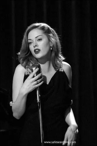 Cette image vient de l'pisode o Paige est muette. L, Paige chante pour son copain ; Nate, elle porte une trs jolie robe. Quelle est la couleur de cette dernire ?