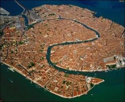 Dans quel pays cette ville aux contours singuliers se trouve-t-elle ?