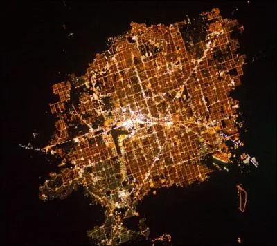 La nuit est tombe et on a pris de la hauteur... Ce n'est pas une raison pour rpondre au hasard. Quelle est cette ville ?