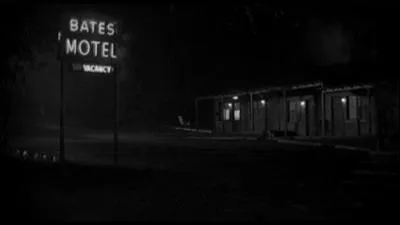 En 1960, avec son thriller psychologique  Psychose , Alfred Hitchcock nous livre un autre bijou du cinma. Dans quel tat des Etats-Unis se droule le film ?