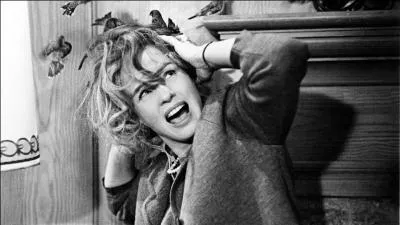 En 1963, Alfred Hitchcock offre au public un autre film d'pouvante intitul  Les Oiseaux . Dans ce film, une bourgade est terrorise par des oiseaux. De quelle espce d'oiseaux s'agit-il ?