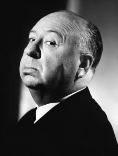 Aprs des dbuts difficiles dans l'enseignement, mme s'il finit par tre diplm, en quelle qualit Alfred Hitchcock est-il embauch pour son premier emploi, dans les annes 1920 ?