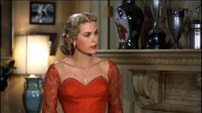 Aprs quelques films ingaux, Alfred Hitchcock revient vers le milieu des annes 1950 o il forgera sa lgende. Dans quelle film dcouvre-t-on pour la premire fois Grace Kelly, en 1954 ?