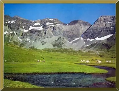 C'est le plus grand cirque glaciaire des Pyrnes, il est barr par une muraille infranchissable de 1000 mtres, d'aprs le pyrniste Ramond de Carbonnires, il aurait pu contenir dix millions de personnes, quel est ce cirque.