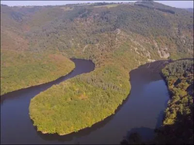 Depuis un promontoire rocheux surnomm  Le paradis de Queuille  surplombant un superbe mandre, quelle rivire forme celui-ci ?