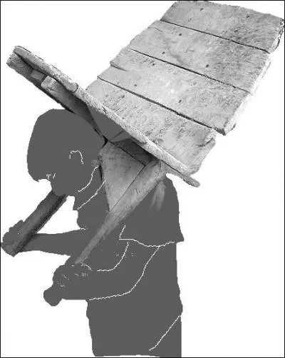 Cet outil de maon servait  transporter le mortier sur le dos.