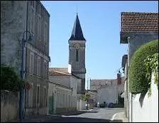 Nous sommes dans les rues de la commune picto-charentaise d'Etaules. Nous nous situons dans le dpartement n ...