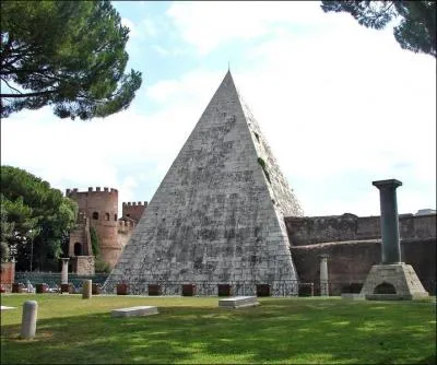 Quel personnage est inhum dans cette pyramide antique, situe prs de la porta San Paolo  Rome ?