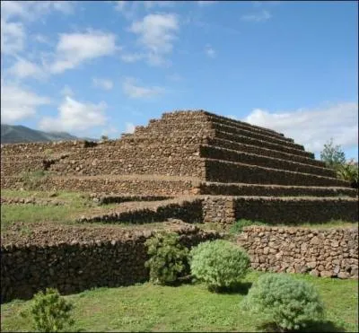 Ces pyramides  marches dont l'origine est inconnue, sont riges sur une le de l'ocan Atlantique. De quelle le s'agit-il ?