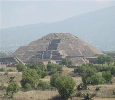 Sur quel site prcolombien mexicain est rige la pyramide du Soleil, faisant face a celle de la Lune, le long de l'avenue des Morts ?