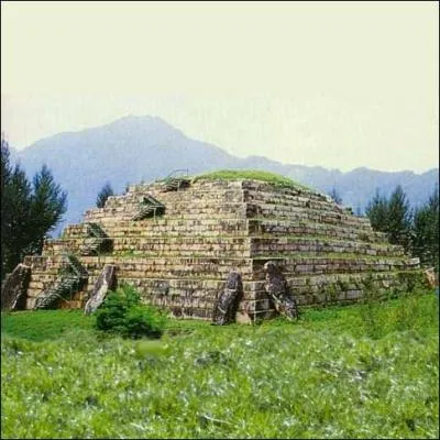L'existence de  pyramides  dans ce pays est reste totalement inconnue du monde occidental jusque dans les annes 1910. Elles abritent souvent la spulture d'une haute personnalit...