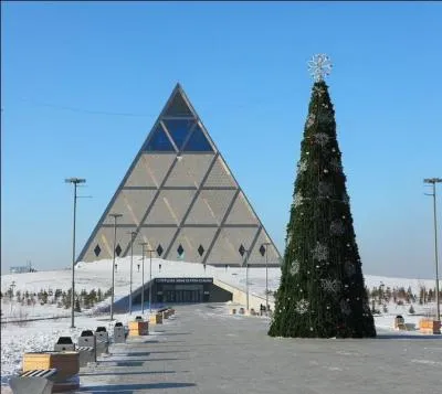 Btiment religieux et culturel construit en 2006 dans la capitale kazakhe d'Astana, cette pyramide est baptise...