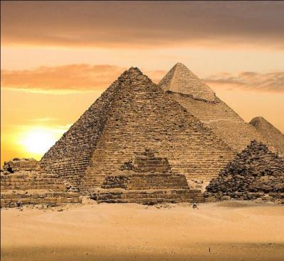 Vaste nécropole située sur un plateau de la rive ouest du Nil, quelle pyramide appartient à la nécropole de Gizeh ?