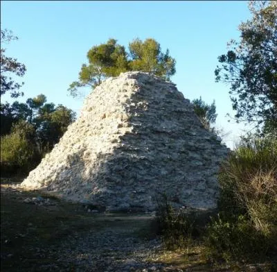 Situe dans le Var et construite en 1770 par le Comte de Valbelle, qu'abritait cette pyramide de Tourves ?