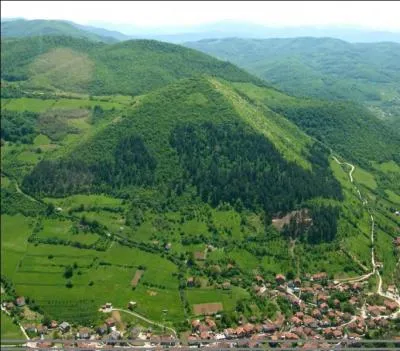 D'origine humaine comme les pyramides gyptiennes ou simples formations gologiques naturelles, les pyramides de Visoko sont situes en...