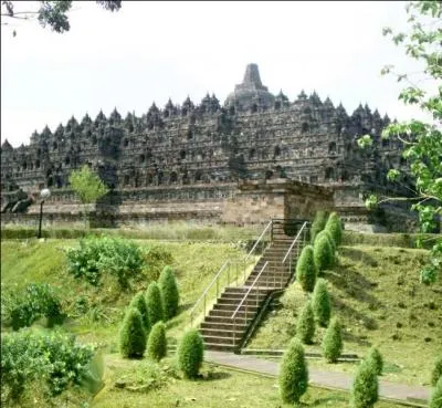Construit aux VIIIe et IXe sicles en Indonsie, ce temple constitu de quatre galeries successives de forme gomtrique pyramidale est  la fois un sanctuaire ddi  Bouddha et un lieu de plerinage...