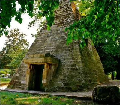 Dans quel lieu de Paris, le Duc de Chartres alors matre du Grand Orient de France, fit-il amnager cette pyramide en 1769 ?