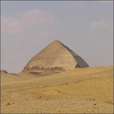 Les pyramides sont de plusieurs types. Quel est le type de la pyramide de Dahchour en Egypte, construite pour le pharaon Snfrou ?