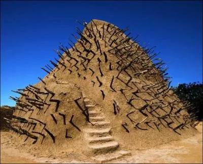 Cette spectaculaire structure pyramidale, difie par Askia Mohamed est un tombeau refltant la tradition architecturale caractristique du Sahel. Dans quel pays africain est-elle difie ?