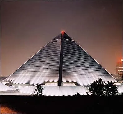 Qu'abrite cette pyramide moderne de Memphis aux Etats-Unis, considre comme la troisime plus grande pyramide au Monde ?