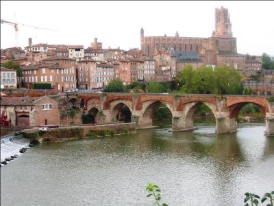 Quel est le nom de cette ville dont le nom vient de  blanc  et qui vit natre Toulouse-Lautrec ?