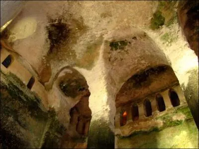 Quelle est cette commune de Charente dont le nom signifie littralement  terre blanche , dtentrice d'une sublime glise monolithe ?