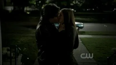 Qui Damon embrasse-t-il ?