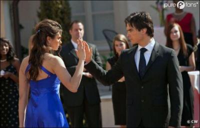 Pourquoi Elena danse-t-elle avec Damon et non avec Stefan au concours de Miss Mystic Falls ?