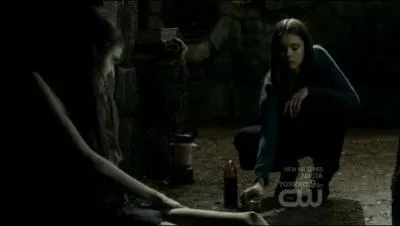 Pourquoi Elena rend-elle visite  Katherine dans la crypte ?