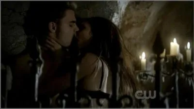 Pourquoi Stefan embrasse-t-il Katherine ?