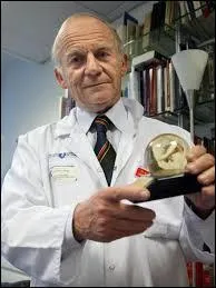 Décembre : Pour la première fois, un cœur artificiel entièrement autonome a été implanté chez un patient. Le professeur Carpentier a réussi l'opération à Paris dans l'hôpital...