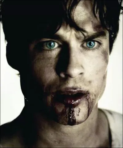 Dans les 4 saisons, Damon est de plus en plus :