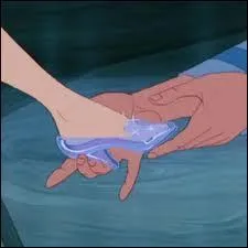 Cendrillon porte des chaussures de ... .