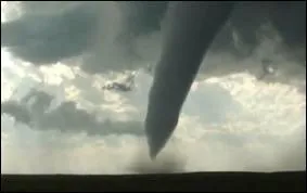Combien de kilomtres de diamtre mesurait la plus grosse tornade du monde ?