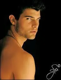 Dans la srie il est en rivalit avec quelqu'un. Mais qui ?