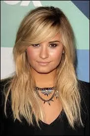 Avec qui �tait-elle sortie ?