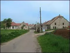 Nous traversons le village franc-comtois de Villers-Chemin-et-Mont-ls-Etrelles. Il se situe dans le dpartement n...