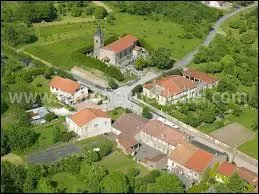 Nous survolons le village lorrain de Glucourt. Il se situe dans le dpartement ...