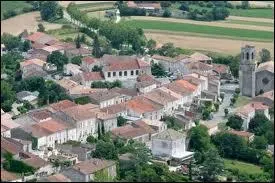 Voici la ville aquitaine de Laplume vue du ciel. Elle se situe dans le dpartement n ...