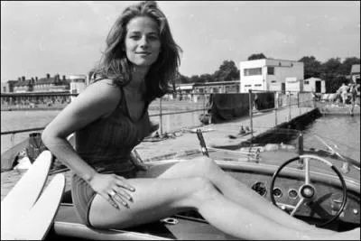 Quelle belle actrice joue  Rachel Bedford , la scientifique passionne par la vie des paulards, dans le trs mouvant film  Orca  (1977) ?