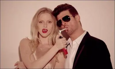 Sur la chanson  Blurred Lines  au clip assez hot, on retrouve les chanteurs Robin Thicke, Pharrell Williams et le rappeur...