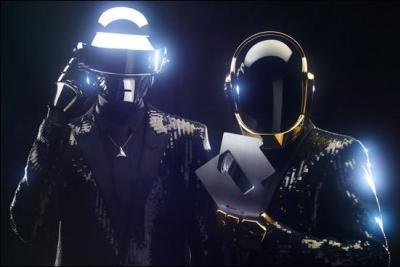 Le groupe Daft Punk est revenu avec le tube  Get Lucky , interprt par quel chanteur amricain ?