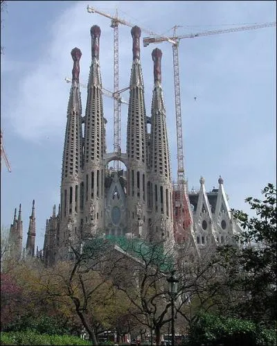 O se trouve la  Sagrada Familia  initie par Gaudi ?