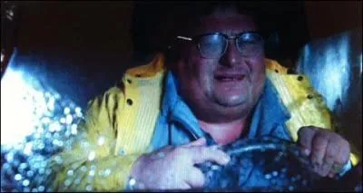 Pendant ce temps, Dennis Nedry, couch sur le volant de sa voiture, bue aux lunettes, tente de rallier l'autre bout de l'le. Pour quelle raison a-t-il donc l'air si press ?