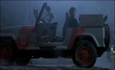 Le Professeur Ellie Sattler arrive en voiture sur les lieux de l'attaque avec des rangers et cherche Alan Grant. Elle retrouve le Professeur Ian Malcolm, bless  une jambe. Il est plac  l'arrire d'une jeep. Pourquoi demande-t-il  tout le monde d'activer le mouvement et de mettre plein gas ?