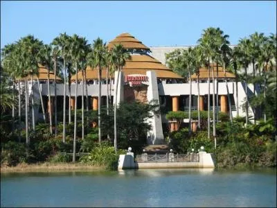 Une fois ce premier tour de l'le termine, toute la troupe se dirige alors vers un centre rserv aux visiteurs. Quelle pice ne peut-on pas trouver dans ce complexe ?