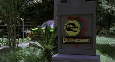 Aprs un repas au cours duquel les spcialistes engags ne se sont pas privs de montrer quelques retenues vis--vis de ce parc, une ballade en voiture est organise. Lors du passage devant l'enclos des dilophosaurus, que se passe-t-il ?