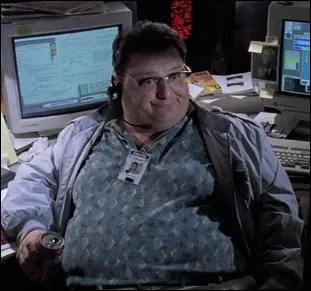 Alors que les voitures reprennent le chemin du retour, une tempte tropicale frappe l'le. Dennis Nedry, un ingnieur informatique, introduit un virus dans le systme informatique qui dsactive les scurits sauf l'enclos des vlociraptors. Pourquoi ?