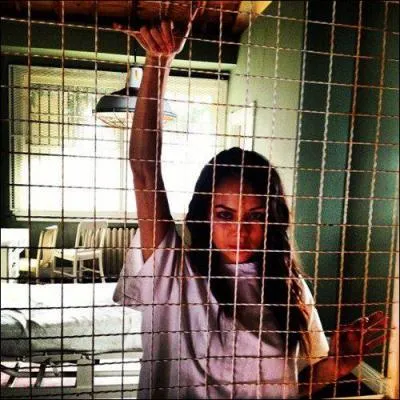 Dans quel pisode Mona sort-elle de l'hpital psychiatrique ?